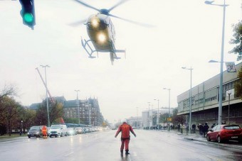 Mentősök zárták le az Üllői utat, ahol egy helikopter landolt