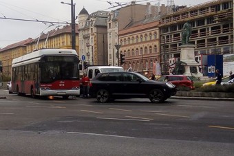 Érthetetlen dolog a Keletinél, egy Porschét hagytak az út kellős közepén