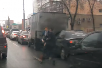 Filmbe illő verekedést mutatott be két dühös öltönyös autós