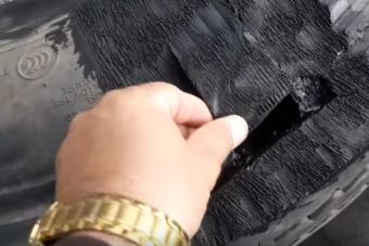 Hajmeresztő állapotú abroncsokat foltoznak meg ezen a videón