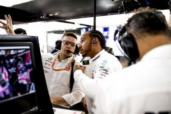 F1: Visszakapta jobbkezét Hamilton