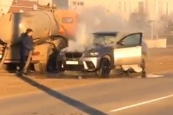Szennyvízzel oltották el a füstölő BMW-t