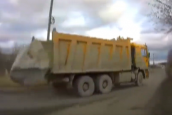 Többtonnás sziklát hagyott el a teherautó, simán továbbhajtott