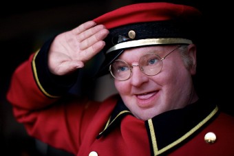 Beköltözött Benny Hill egy pesti autószervizbe