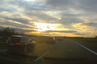 Ebben a helyzetben épeszű döntés jobbról előzni autópályán?