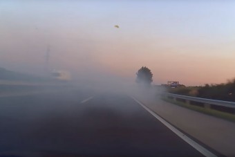 Nagy tempónál pukkant el valami egy BMW-ben az M5-ösön