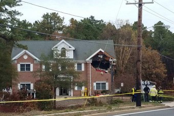 Porsche csapódott egy családi ház első emeletébe