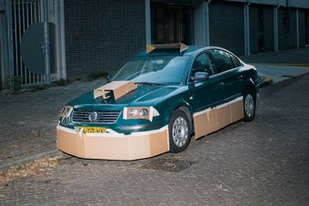 Kartonpapírral tuningolja idegenek autóját a fotós
