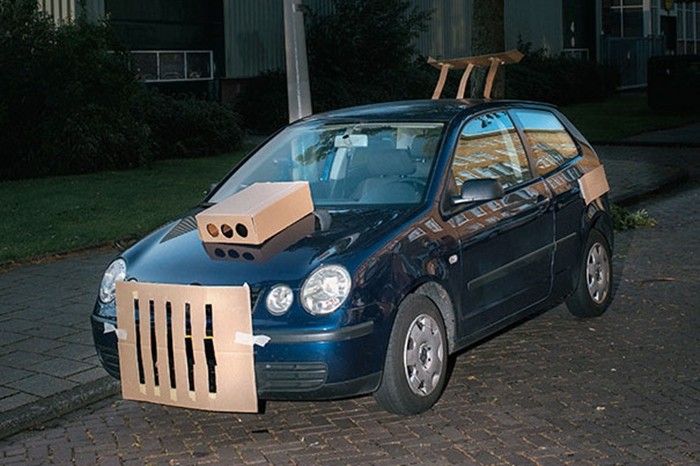 Kartonpapírral tuningolja idegenek autóját a fotós 6