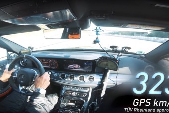 330 felett száguld a Brabus 800 lóerős pusztítója