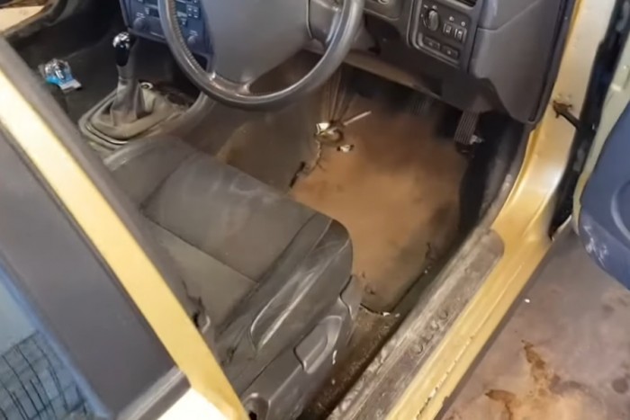 Ez a Volvo annyira koszos, hogy még takarításhoz is szét kell szerelni