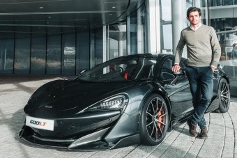 600 lóerős McLaren Carlos Sainz új szolgálati autója