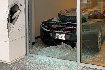 Furcsa baleset történt a sportoló sportkocsijával