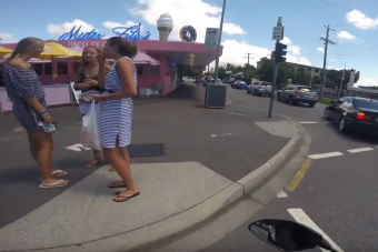 Pórul járt a szemét legeltető motoros