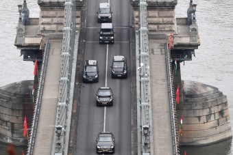 Rendszám nélküli Mercedesszel szállítják Erdogant