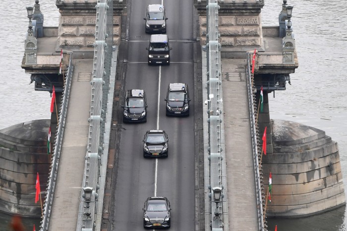 Rendszám nélküli Mercedesszel szállítják Erdogant