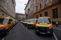 Negyven új mentőautót adtak át Budapesten 9