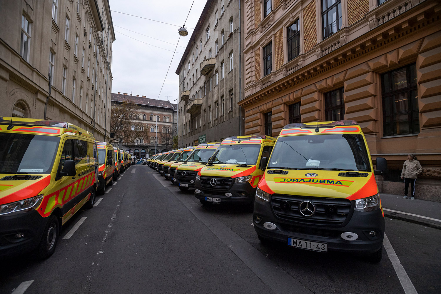 Negyven új mentőautót adtak át Budapesten 5