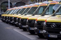 Negyven új mentőautót adtak át Budapesten 8