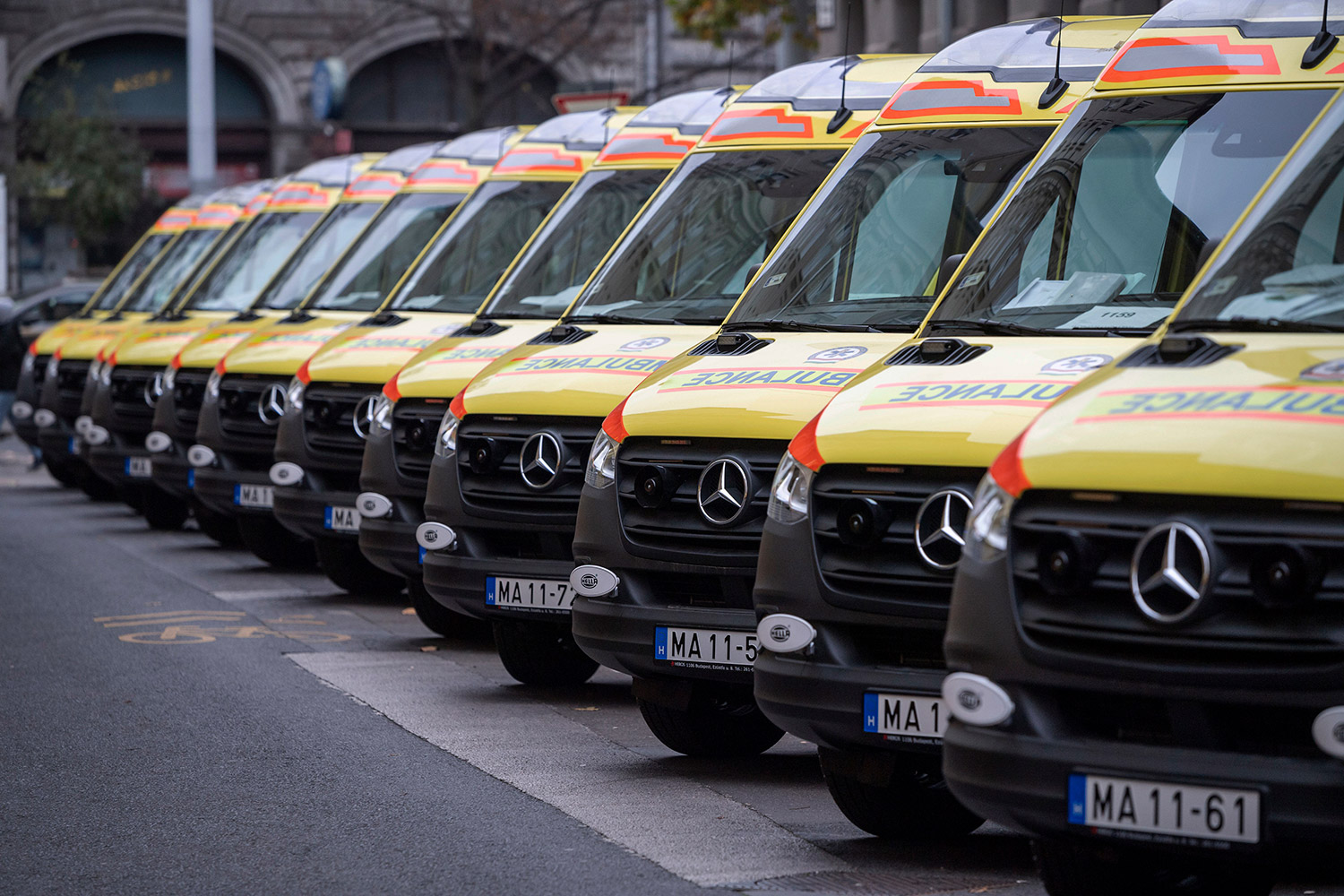 Negyven új mentőautót adtak át Budapesten 4