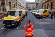 Negyven új mentőautót adtak át Budapesten 7