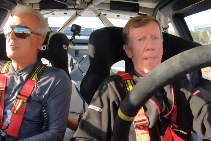 Közel félmillióan látták, ahogy a 72 éves öregúr egy szintén öreg Audit vezet