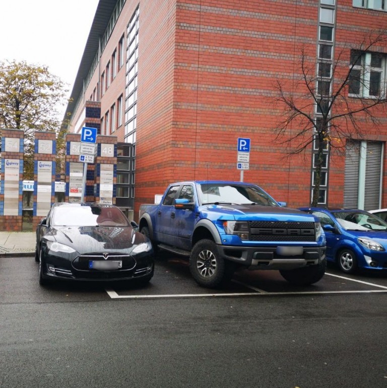 Villanyautósokat provokált a furgonos, de a rendőrség hamar lépett 2