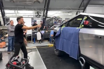 Azt hiszem, van egy kis fejlesztési munkánk a szériagyártás előtt - mondta Elon Musk