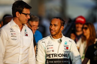 F1: A Mercedes senkit nem környékez meg Hamilton döntéséig