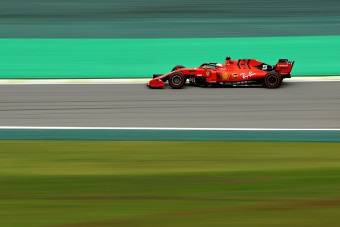 F1: Nem fértek a bőrükbe a pilóták, piros zászlóval ért véget az edzés