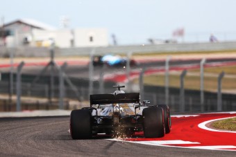 F1: Fáj Hamilton feje a hepehupás pályától
