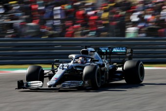 F1: A Mercedes belengette a távozást