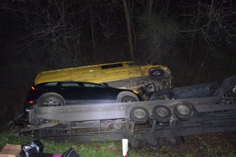 Árokba borult egy román horrortréler a 49-esen