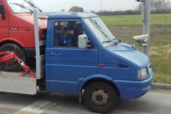 Megállították a rendőrök a bolgár kisteherautót, nem semmi, hogyan pakolták meg
