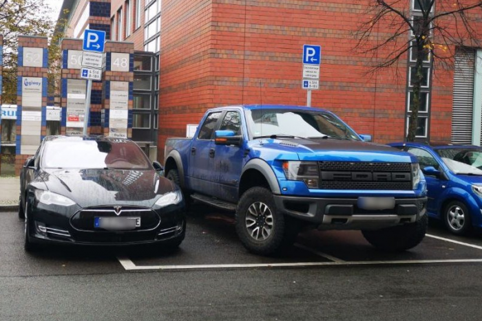 Villanyautósokat provokált a furgonos, de a rendőrség hamar lépett