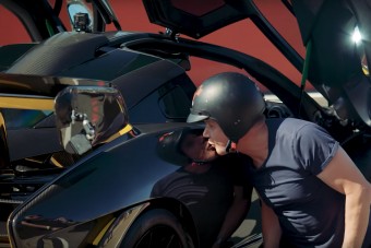 A sztárséf kigurult a garázsból az összes sportautójával, és pályára vitte őket