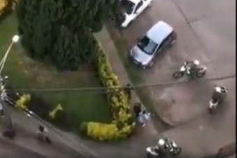 Szerinted hány motoros rendőr kell ahhoz, hogy elkapjanak egy menekülő gyalogost?