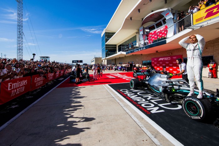 F1: Hamilton Schumi visszapillantó tükrében