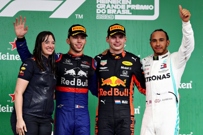 F1: De ki volt a Red Bull-os hölgy a dobogón?