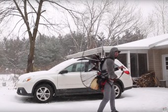 Ez az ember a szemébe röhög a jégkaparónak, seprűnek és hólapátnak