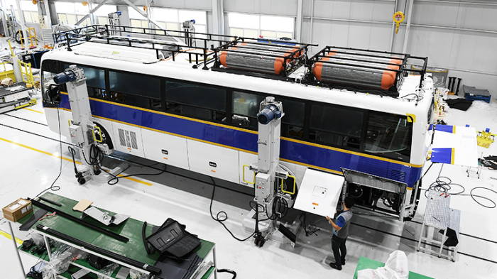 Büszkén feszítenek az egyenruhások ennél a busznál 1