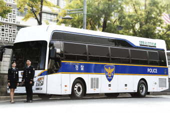Büszkén feszítenek az egyenruhások ennél a busznál
