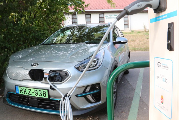 Teszt: Kia e-Niro 64 kWh: Magyarország egyik legokosabb villanyautója 111 Teszt: Kia e-Niro 64 kWh: Magyarország egyik legokosabb villanyautója 111