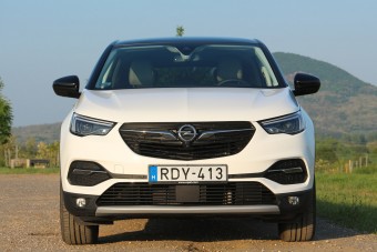 Kitolt az Opel a saját autójával