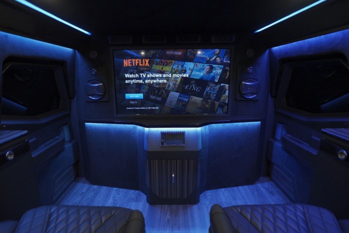 Egészen brutális ez a hatszemélyes, mozgó széf 6