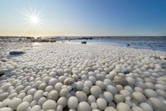 Jégtojások lepték el a finn tengerpartot