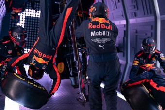 Őrület: F1-es kerékcsere súlytalanságban – videó