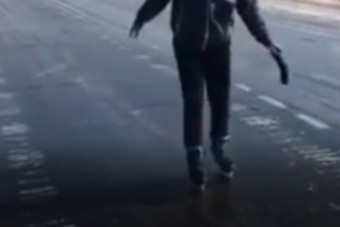 Elég érdekes helyen kezdett el korcsolyázni ez a férfi