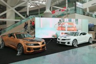 Száz-egynéhány kép a Los Angeles Auto Show-ról 196