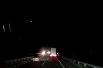 Egy autós iszonyat meredeket húzott az M1-esen, videó is készült róla